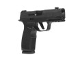 Pistolet Sig Sauer P365-XMACRO COMP - zbliżenie pod kątem, lufa skierowana w stronę obiektywu, prawa strona