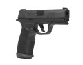 Pistolet Sig Sauer P365-XMACRO TACOPS - widok pod kątem, lufa skierowana w stronę obiektywu, prawa strona