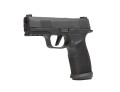 Pistolet Sig Sauer P365-XMACRO TACOPS - zbliżenie pod kątem, lufa skierowana w stronę obiektywu, prawa strona