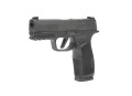 Pistolet Sig Sauer P365-XMACRO - widok pod kątem, lufa skierowana w stronę obiektywu, prawa strona