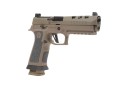 Pistolet Sig Sauer P320 X-Five DH3 - widok pod kątem, lufa skierowana w stronę obiektywu, prawa strona