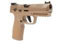 Pistolet Sig Sauer P322 Coyote TACPAC - widok pod kątem, lufa skierowana w stronę obiektywu, prawa strona