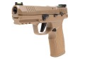 Pistolet Sig Sauer P322 Coyote TACPAC - widok pod kątem, lufa skierowana w stronę obiektywu, lewa strona