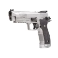 Pistolet Sig Sauer P226 X-Five STAS - widok pod kątem, lufa skierowana w stronę obiektywu, lewa strona