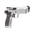 Pistolet Sig Sauer P226 X-Five STAS - widok pod kątem, lufa skierowana w stronę obiektywu, prawa strona