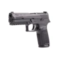 Pistolet Sig Sauer P320 FS OR - widok pod kątem, lufa skierowana w stronę obiektywu, lewa strona