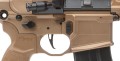 Karabinek Sig Sauer MCX Spear LT 16" - zbliżenie na chwyt pistoletowy i logo Sig Sauer