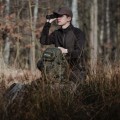 Kamera termowizyjna Hikmicro Lynx 3.0 LQ35 trzymana przez mężczyznę w odzieży outdoorowej w warunkach leśnych