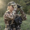Lornetka dla dziecka Vortex Bantam HD 6.5x32 podczas obserwacji w dłoniach kobiety