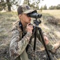 Lornetka dla dziecka Vortex Bantam HD 6.5x32 na statywie, podczas obserwacji przez dziewczynkę