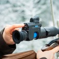 Nasadka noktowizyjna na okular PARD NV-007V2 Pro Zbliżenie na nasadkę noktowizyjną zamontowaną na okularze lunety celowniczej.