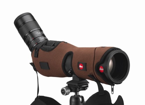 Pokrowiec Leica na Apo-Televid 65 brązowy-pokroiec założony na lunetę