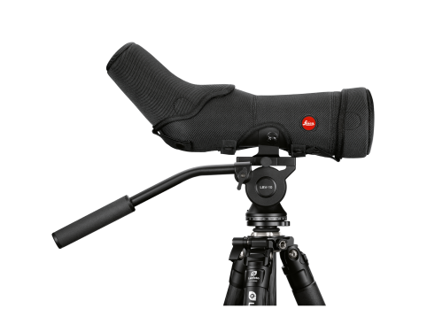 Pokrowiec na lunetę obserwacyjną Leica Televid HD 65 założony na lunetę widok na statywie
