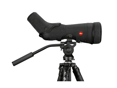 Pokrowiec na lunetę obserwacyjną Leica Televid HD 82 widok na statywie