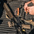 Kolimator Vortex Crossfire II Solar Red Dot Tan zamontowany na karabinku AR
