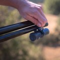 Strzelecka kamera sportowa na broń HIKMICRO HIKCam A7E mocowanie urządzenia do lufy przed rozpoczęciem strzelania.