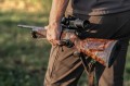 Sztucer Sauer 505 Artemis / ErgoCompact - myśliwy trzymający karabinek z lunetą, widok na kolbę z drewna orzechowego