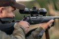 Sztucer Sauer 505 Artemis / ErgoCompact - myśliwy celujący z karabinka, widok na kolbę syntetyczną i lunetę z bliska