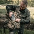 Dwupak kamera fotopułapka HIKMICRO T16 4G LTE - widok mężczyzny wkładającego kamerę do plecaka