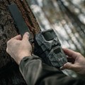 Dwupak kamera fotopułapka HIKMICRO T16 4G LTE - widok montażu anteny na kamerze przy drzewie