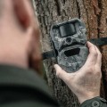 Dwupak kamera fotopułapka HIKMICRO T16 4G LTE - widok z bliska montowania kamery na drzewie