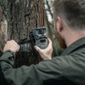 Dwupak kamera fotopułapka HIKMICRO T16 4G LTE - widok mocowania kamery paskiem do drzewa