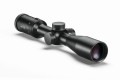 Luneta celownicza Leica Fortis6 1,8-12x42i L-4a - widok pod kątem, napis LEICA na obiektywie