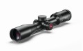 Luneta celownicza Leica Fortis6 1,8-12x42i L-4a szyna - widok pod kątem, logo Leica i napis FORTIS 6, szyna montażowa