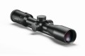 Luneta celownicza Leica Fortis6 1,8-12x42i L-4a szyna - widok pod kątem, napis LEICA na obiektywie, szyna montażowa