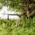 Trójnóg Primos Vantage Camo myśliwi korzystający z trójnoga