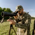Trójnóg Primos Vantage Camo widok na myśliwego z zamontowaną lunetą