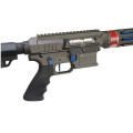 Karabinek JP SCR11 Custom Series - zbliżenie na dolną komorę zamkową z niebieskimi elementami (bezpiecznik, kołki) i napisem JP Enterprises