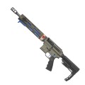 Karabinek JP SCR11 Custom Series - widok całego karabinu z lewej strony w wykończeniu OD Green z niebieskimi akcentami