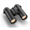 Lornetka Zeiss Victory SFL 10x30 - ujęcie pod kątem z obiektywami 30 mm i powłokami soczewek