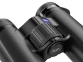 Lornetka Zeiss Victory SFL 8x30 - zbliżenie na ryflowane pokrętło centralnej regulacji ostrości