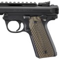Pistolet Ruger Mark IV 22/45 Lite - widok z lewej strony z szyną montażową i muszką światłowodową