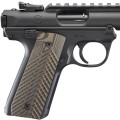 Pistolet Ruger Mark IV 22/45 Lite - widok z lewej strony pod kątem na wylot lufy i muszkę światłowodową