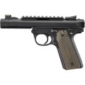 Pistolet Ruger Mark IV 22/45 Lite - widok z prawej strony pod kątem na wylot lufy i szynę montażową