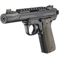 Pistolet Ruger Mark IV 22/45 Lite - widok z prawej strony z oknem wyrzutowym i teksturowanymi okładzinami chwytu