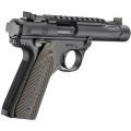 Pistolet Ruger Mark IV 22/45 Lite - zbliżenie na lewą stronę chwytu z okładzinami i napisem Ruger Mark IV