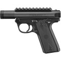 Pistolet Ruger Mark IV 22/45 Tactical Black - widok z lewej strony z szyną montażową i osłoną gwintu lufy