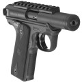 Pistolet Ruger Mark IV 22/45 Tactical Black - widok z prawej strony pod kątem na wylot lufy i okno wyrzutowe