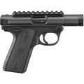 Pistolet Ruger Mark IV 22/45 Tactical Black - widok z prawej strony z oknem wyrzutowym i oznaczeniem 22/45