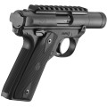 Pistolet Ruger Mark IV 22/45 Tactical Black - widok z prawej strony pod kątem od tyłu na komorę zamkową i chwyt