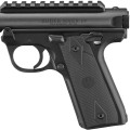 Pistolet Ruger Mark IV 22/45 Tactical Black - zbliżenie na lewą stronę chwytu z logo Ruger i napisem Mark IV