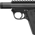 Pistolet Ruger Mark IV 22/45 Tactical Black - zbliżenie na osłonę gwintu lufy i kabłąk spustu z lewej strony