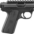Pistolet Ruger Mark IV 22/45 Tactical Black - zbliżenie na prawą stronę chwytu i okno wyrzutowe