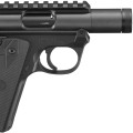 Pistolet Ruger Mark IV 22/45 Tactical Black - zbliżenie na kabłąk spustu i lufę z osłoną gwintu z prawej strony