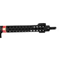 Karabin JP Enterprises JP-15 - zbliżenie na wylot lufy z kompensatorem i czerwonym pierścieniem JP na łożu
