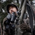 Lornetka termowizyjna HIKMICRO Habrok 4K HH35L 2.0 LRF z lunetą na broni, trzymana przez mężczyznę
